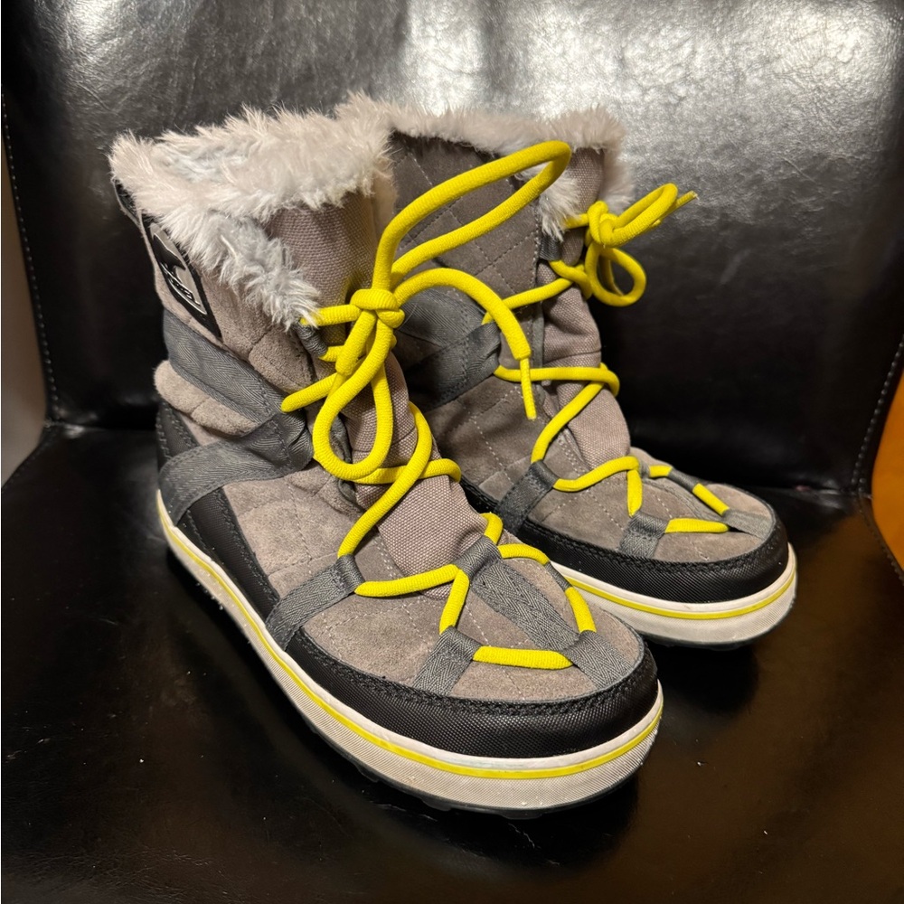 SOREL Glacy Explorer Shortie Boots Gray Suede Faux Fur Waterproof sz 8